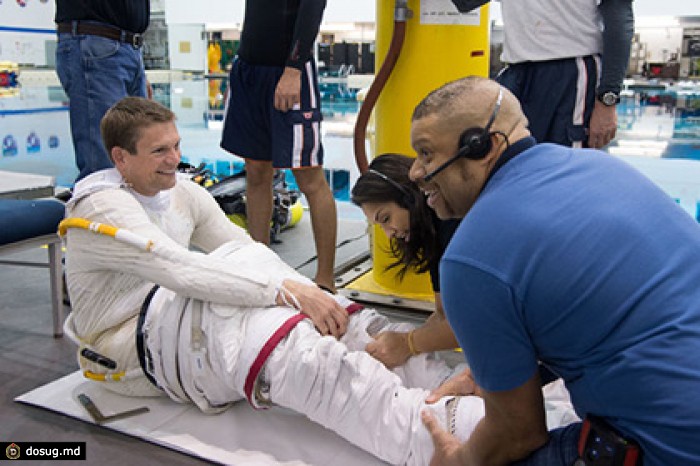 Датский астронавт побрил ногу во имя науки