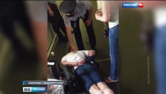Дебошира с рейса "Москва-Тунис" пришлось связать скотчем и нести на руках