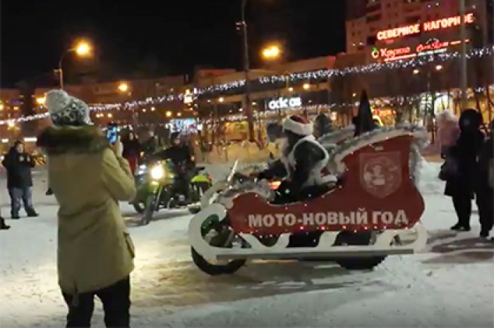 Дед Мороз на мотоцикле раздал подарки детям Мурманска