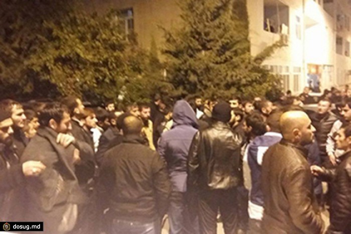 Десятки религиозных активистов подрались с полицейскими в Баку