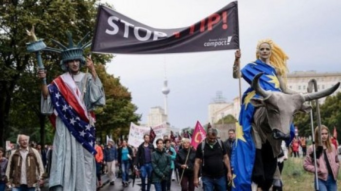 Десятки тысяч человек в Германии протестуют против Трансатлантического соглашения