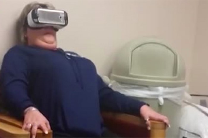 Дети надели на мать VR-очки с американскими горками и сняли ее реакцию на видео