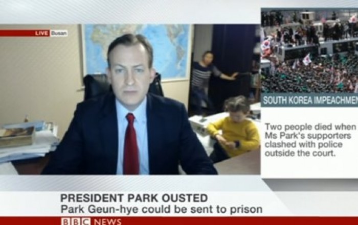 Дети сорвали прямой эфир ведущего BBC. Видео