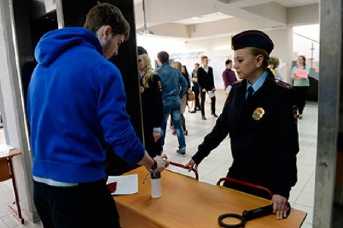 Девятиклассник обстрелял девочек около школы