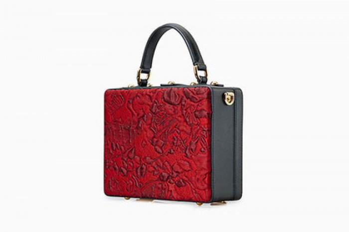 Dolce & Gabbana сшил россиянкам сумки к 8 марта