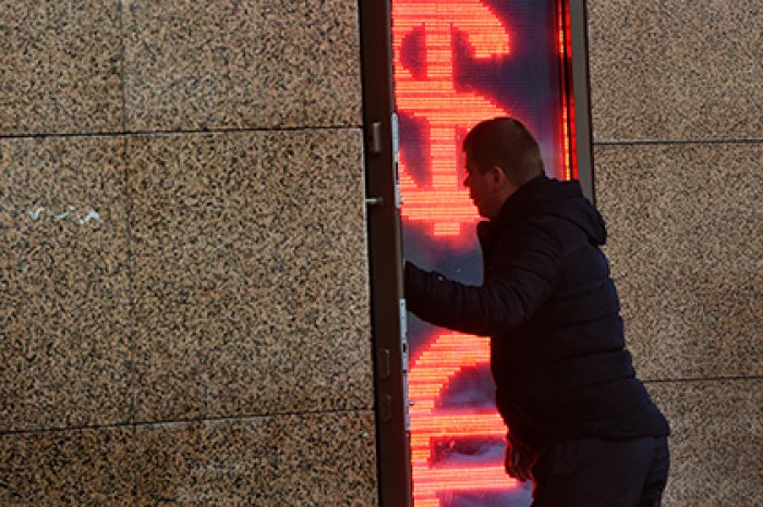 Доллар обвалился ниже 65 рублей