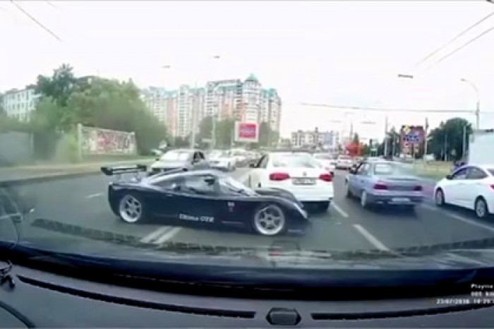ДТП с британским спорткаром в Краснодаре попало на видео