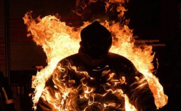 Двое мужчин подожгли бомжа в подъезде