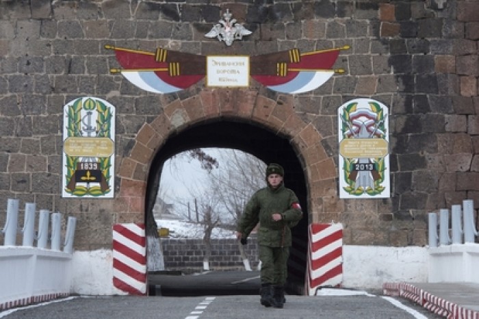 Двое российских военных разбились в ДТП в Армении