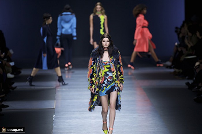 Джиджи Хадид и Кендалл Дженнер вышли на подиум в Versace