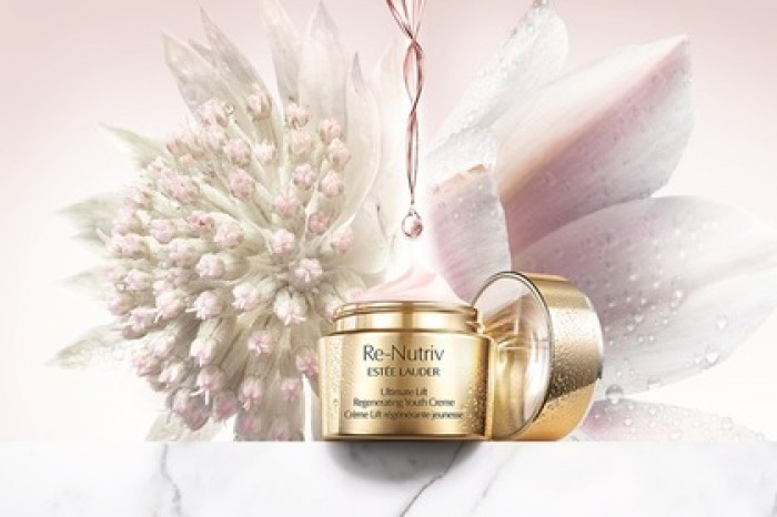 Estee Lauder предложила женщинам протирать лицо росой