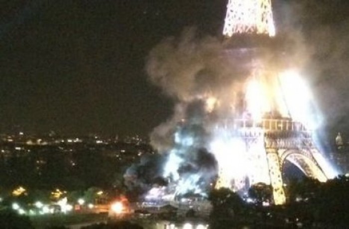 Эйфелева башня в дыму: в Париже вечером произошел пожар
