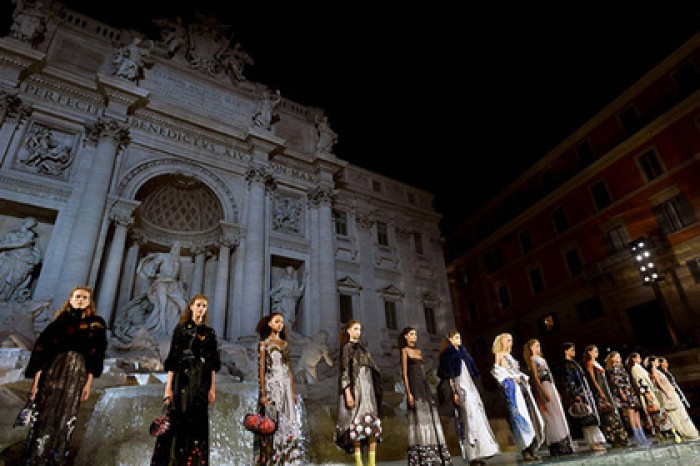 Fendi отметил 90-летие показом в фонтане
