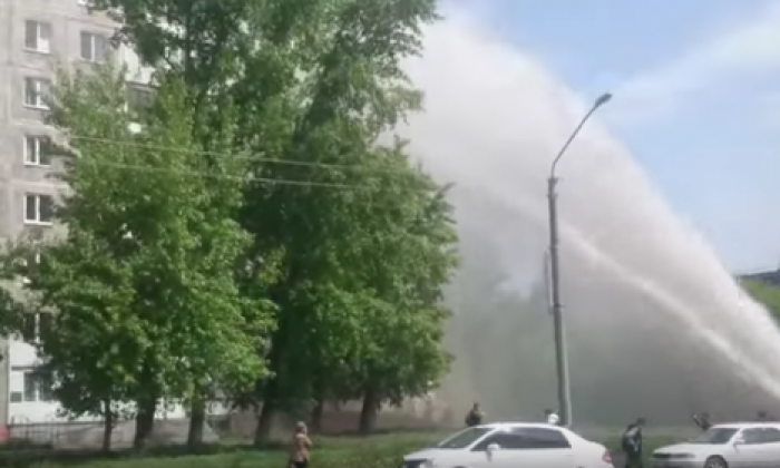 Фонтан кипятка из лопнувшей трубы выбил окна на девятом этаже