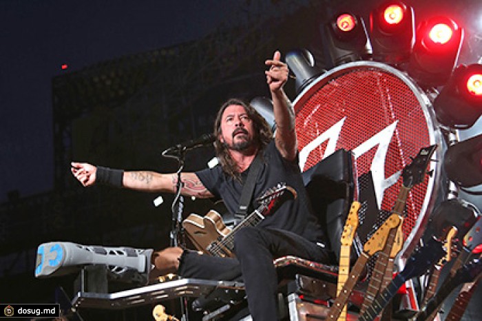 Foo Fighters вышли на сцену с врачом