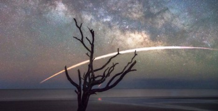 Фотограф случайно снял полет космической ракеты