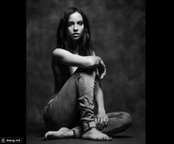 Французская королева красоты лишилась титула за селфи топлесс