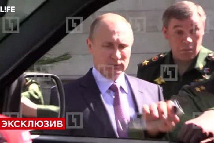 Генерал оторвал ручку военного джипа и рассмешил Путина