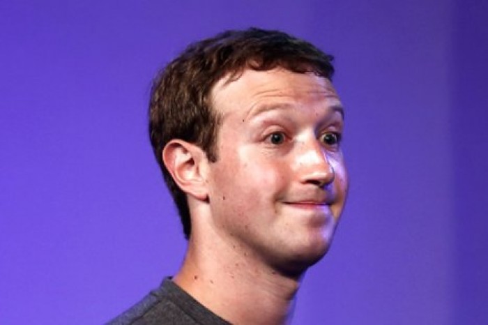 Глава Facebook попросил снести загораживающие его особняк дома