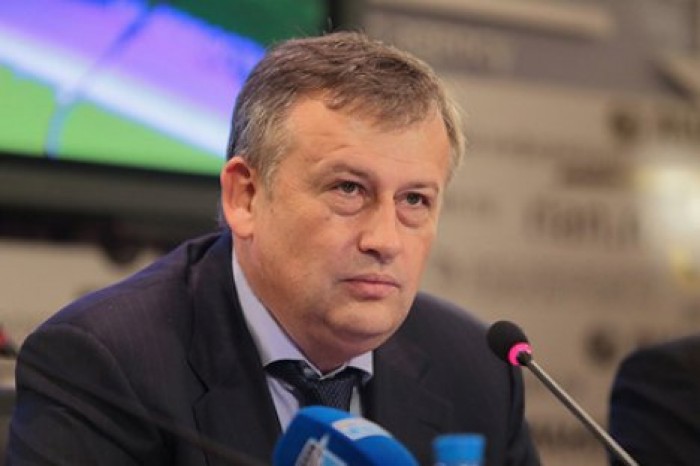 Губернатор Ленинградской области попросил перестать жаловаться на него президенту