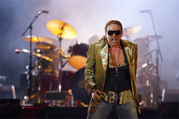 Guns N' Roses задержали на границе из-за «гребаного пистолета»