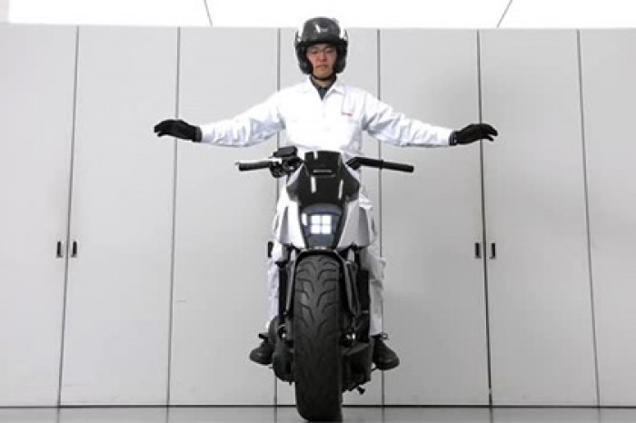 Honda научит мотоциклы удерживать равновесие