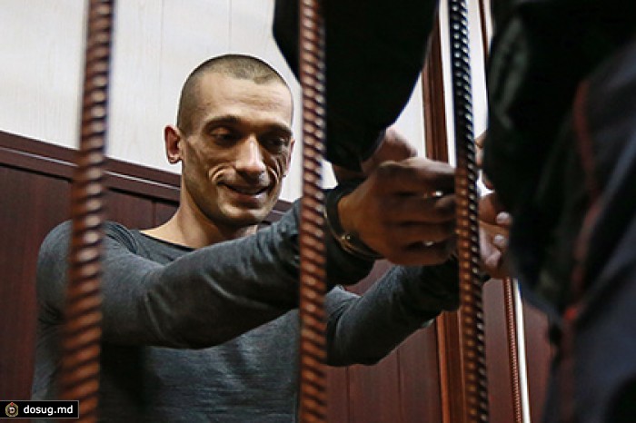 Художник Павленский попросил изменить статью обвинения на терроризм
