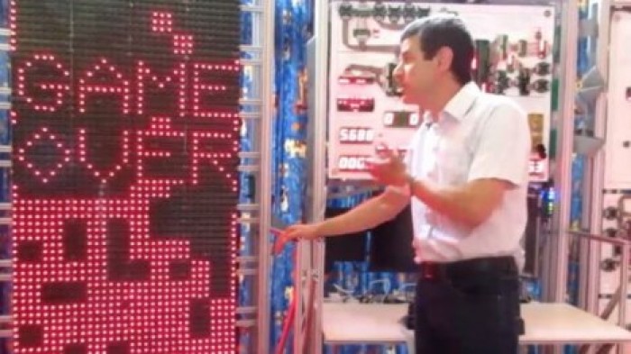 Инженер собрал компьютер весом полтонны, чтобы играть в тетрис