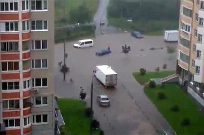 Из-за ливня в Москве подтопило Ленинский проспект
