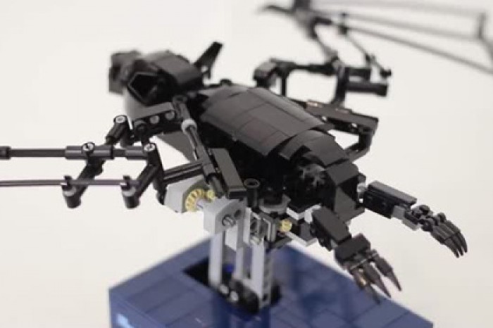 Из LEGO построили летучую мышь-робота