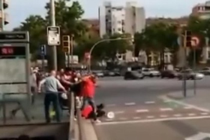 Каталонские сепаратисты напали на болельщиц сборной Испании в Барселоне