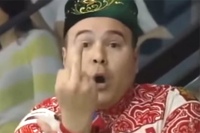 Казанский телеведущий показал неприличный жест в эфире итальянского канала