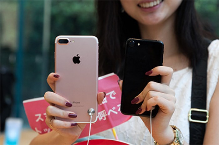 Китаянка продала 20 подаренных ей iPhone 7 и купила дом