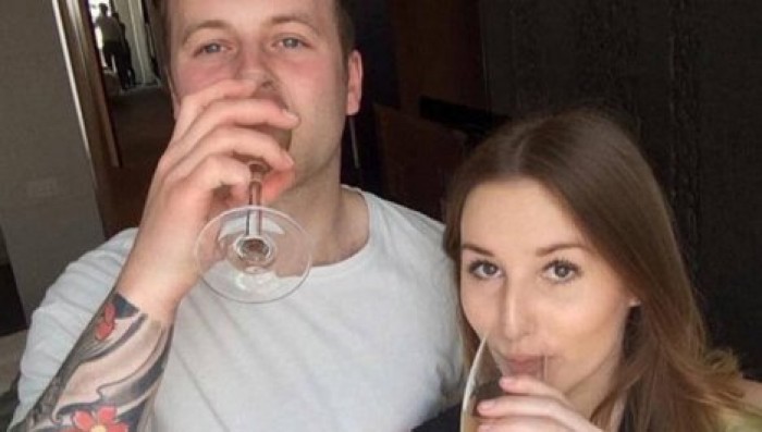 Коллега пожаловался на беременную стюардессу, которую угостили бутербродом, и ее уволили