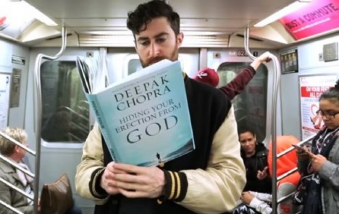 Комик показал реакцию людей на постыдные книги