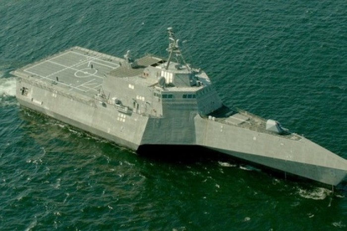 Корабль ВМС США получил пробоину в Панамском канале