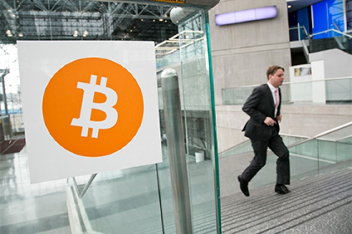 Курс биткоина превысил 1000 долларов впервые с 2013 года