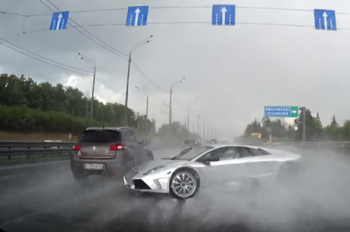Lamborghini врезался в кроссовер Peugeot