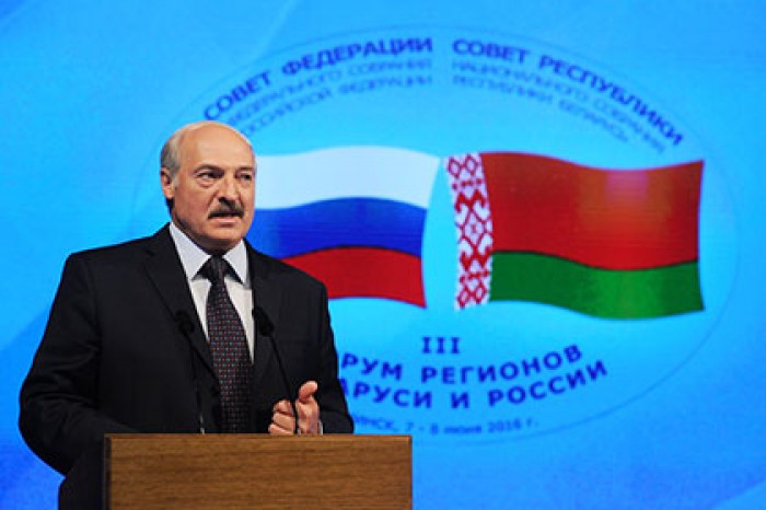 Лукашенко одобрил решение белорусских паралимпийцев пронести в Рио флаг России