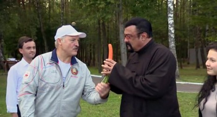 Лукашенко потчевал Сигала салом, селедкой и морковой