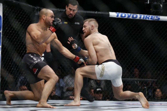 Макгрегор стал первым чемпионом UFC в двух весовых категориях одновременно