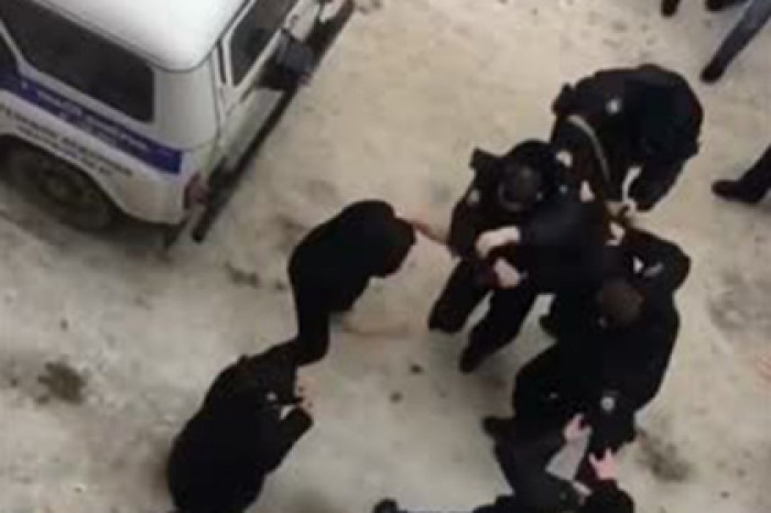 Массовая драка полиции с махачкалинцами попала на видео