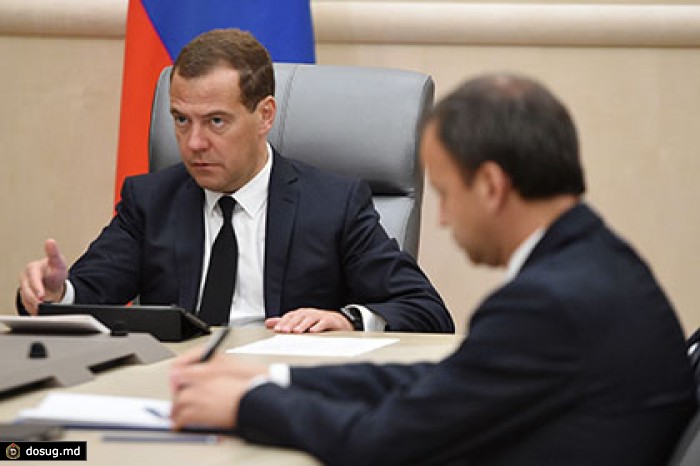 Медведев ограничил госзакупки иностранных лекарств