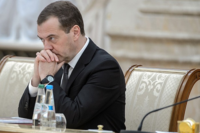 Медведев выступил против возрождения налога на холостяков