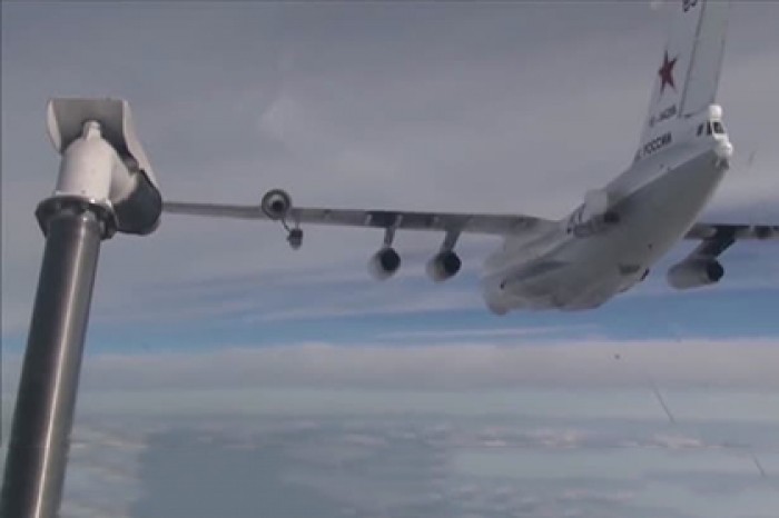 Минобороны показало видео учений с дозаправкой Су-24 морской авиации