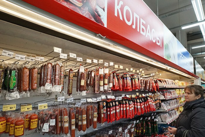 Минздрав предложил сократить рекламу колбасы и чипсов на телевидении