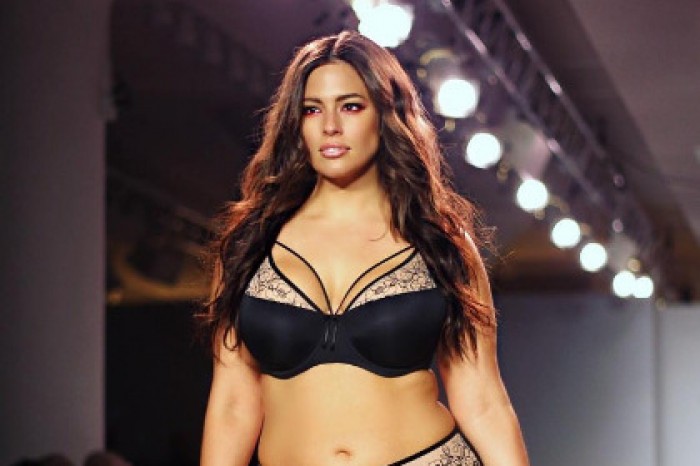 Модель plus-size вышла на подиум недели моды в Нью-Йорке в нижнем белье