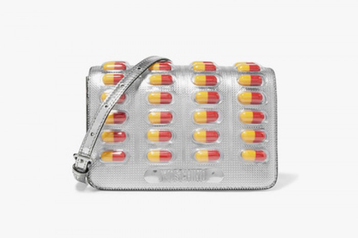 Moschino стилизовал сумку под упаковку таблеток