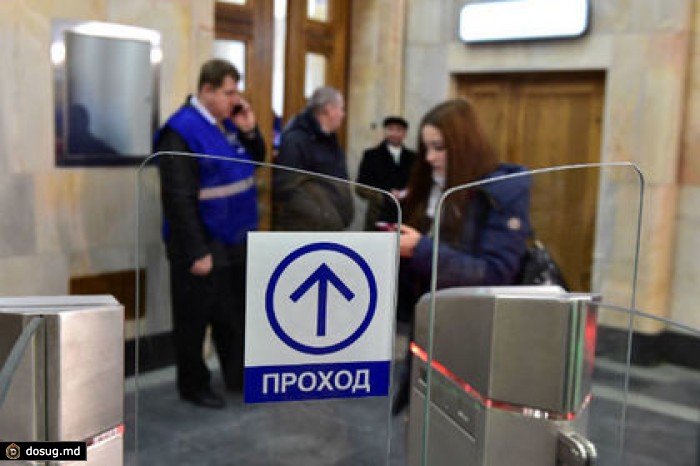 Москвичи присоединились к флешмобу «В метро без штанов»