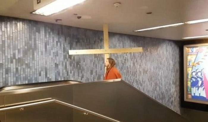 Мужчина, нарядившийся Иисусом, пробил крестом потолок в метро. Видео